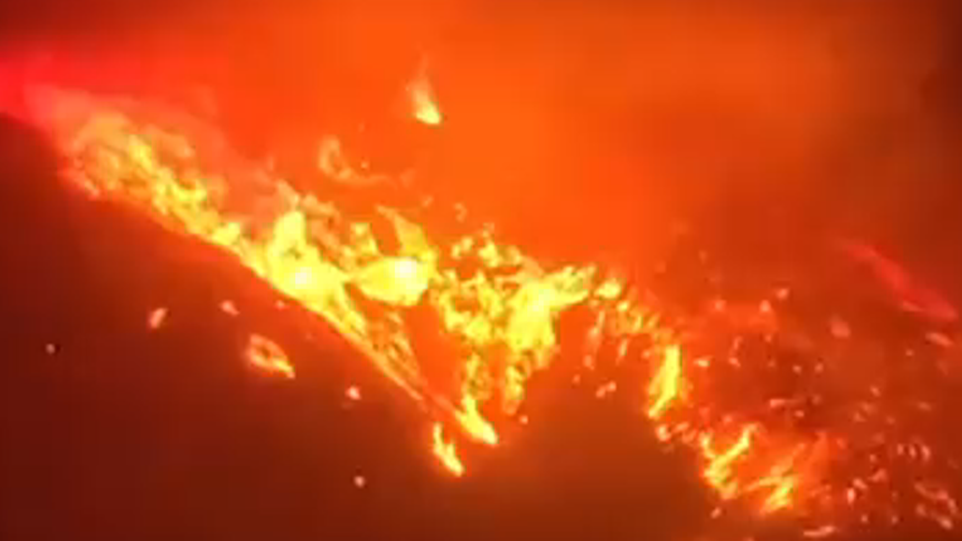 广西贵港突发山火，连绵数个山头，天空都被大火染红，当地通报：火势已控制，无人员伤亡