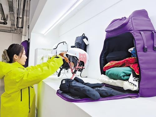 2024年12月19日上午，在张家口高新区冰雪运动装备产业园，张家口科万文化传播有限公司的员工正在整理展厅新品。 本报记者 赵瑞雪摄