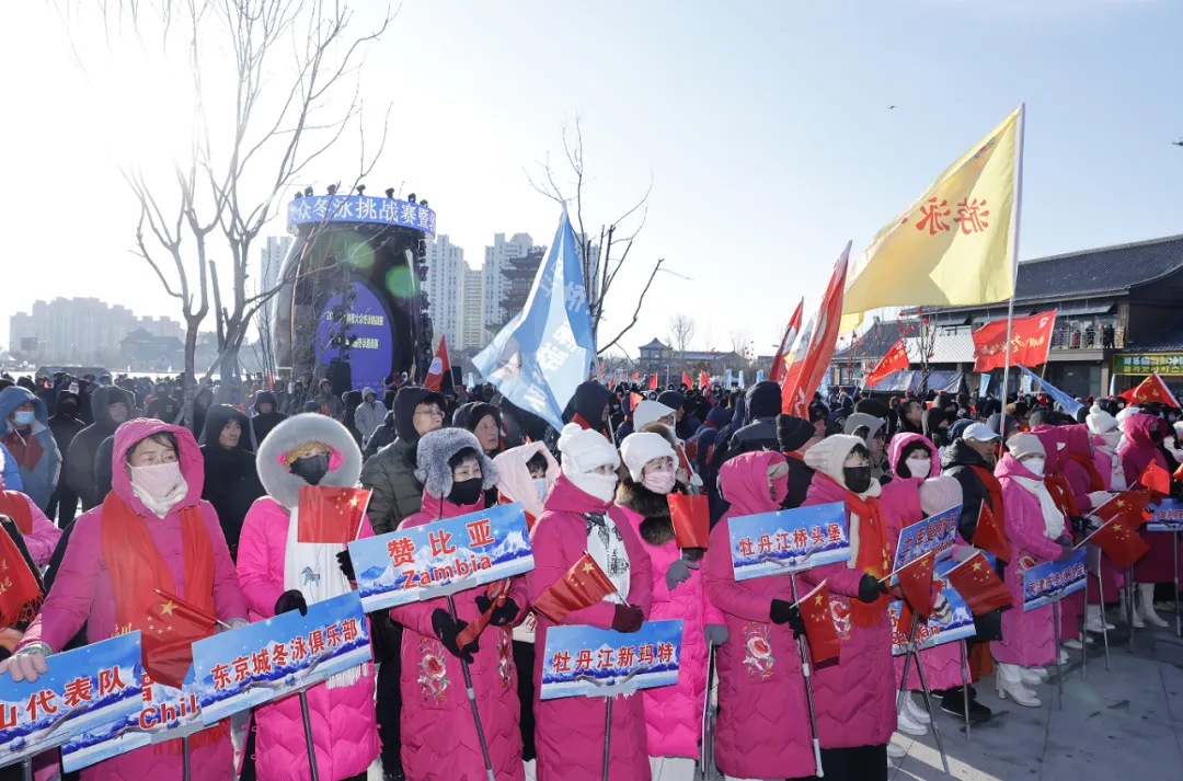 岸边严冬里捂得严严实实的观众(央广网发 敦化市委宣传部供图)