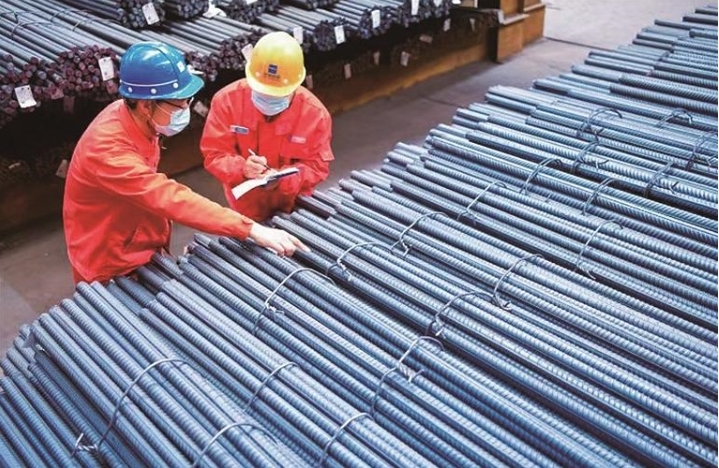 图为承德钒钛公司员工正在进行特优钢产品登记。 和合承德网记者 李国强 摄