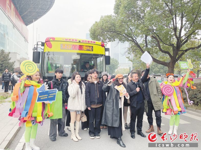 　　2024年底，往返于新、老红星市场的红星专线巴士开通，进一步高效便捷地服务老百姓的“菜篮子”。          吴鑫矾 摄