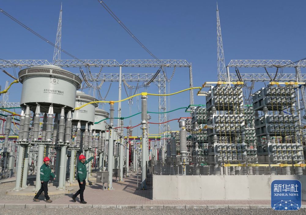 ↑1月3日，工人在邢台1000千伏特高压变电站巡检。