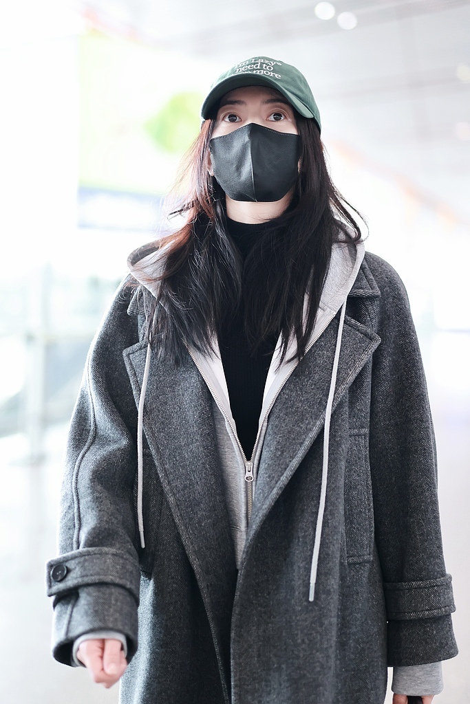 高圆圆简约灰色大衣 低调优雅引领时尚风潮