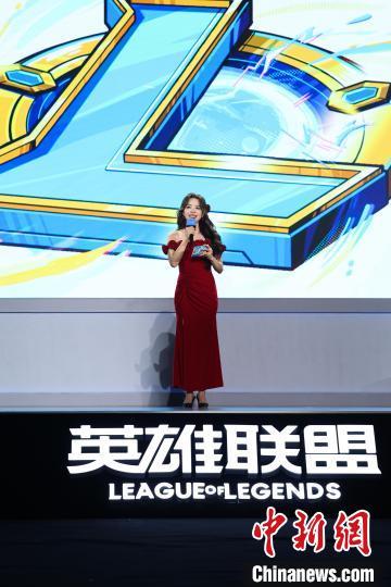 图为主持人余霜正在主持比赛。中新社记者 刘思伟 摄