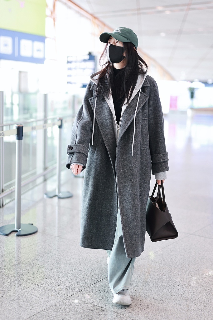 高圆圆简约灰色大衣 低调优雅引领时尚风潮