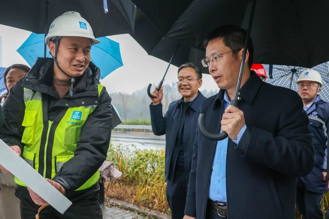 ▲1月7日，在江苏省人民医院重庆医院项目建设现场，尹国喜听取项目进展、建设方案等情况汇报。记者 王京华 摄