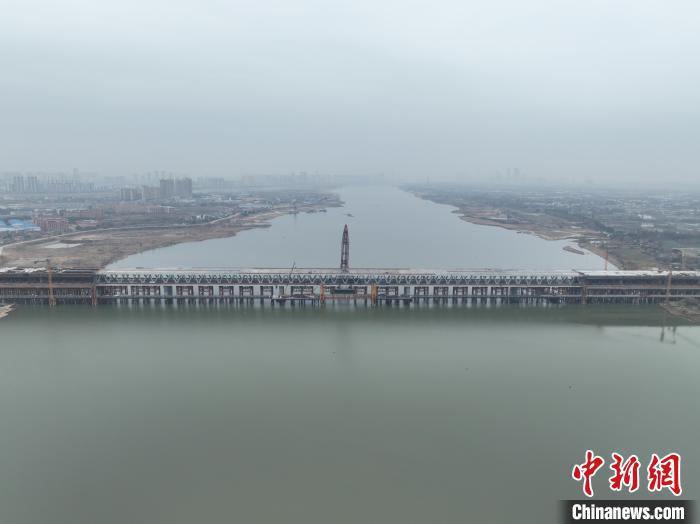 图为航拍昌九高铁南昌扬子洲赣江公铁大桥中支主桥合龙现场。张学东 摄