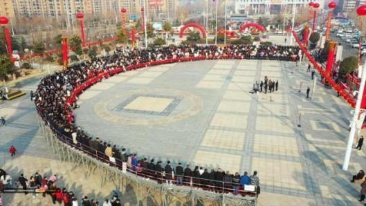 每两年组织村民拍摄一次全家福（此次为2200多人）