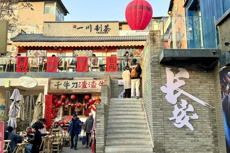 老菜场市井文化创意街区各种时尚小店引人注目。