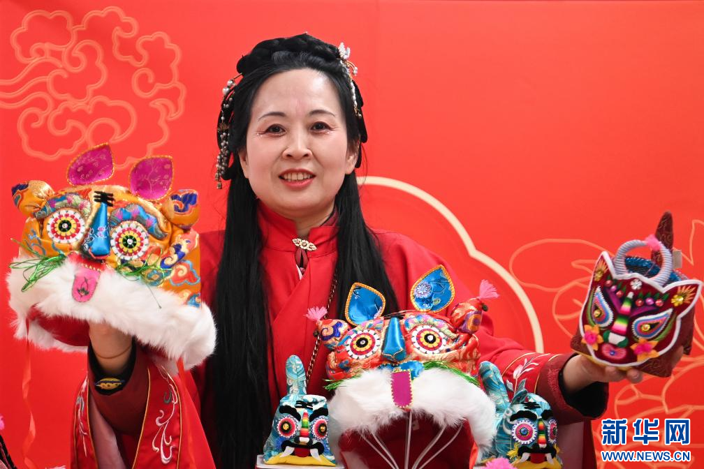 1月7日,澄城刺绣非遗传承人在陕西省文化馆举办的非遗年货集市上展示刺绣产品。