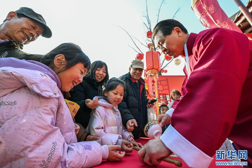 1月8日,市民在西安大唐芙蓉园内的非遗年货集市上体验传统游戏。