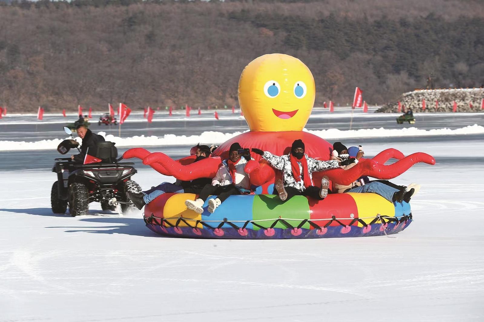 游客尽情享受净月潭这座冰雪童话王国带来的快乐。