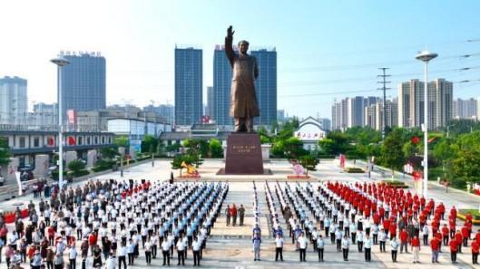 每周一组织全辖区的员工升国旗加强爱国主义教育