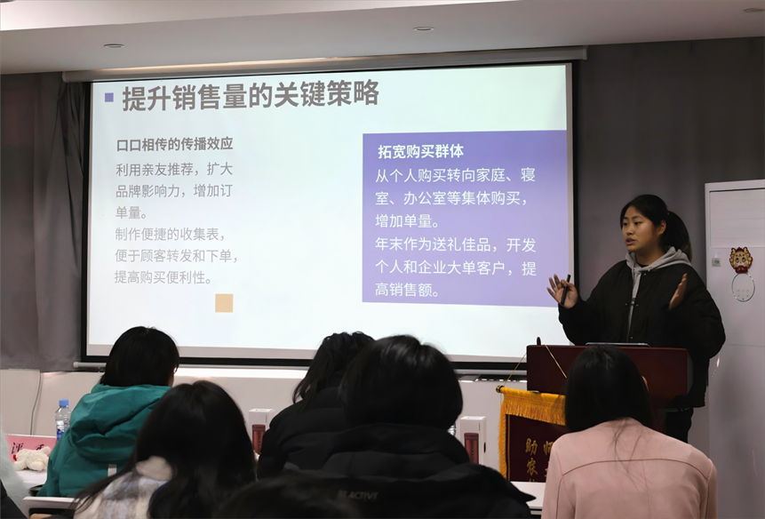 杜筱同学代表团队答辩中