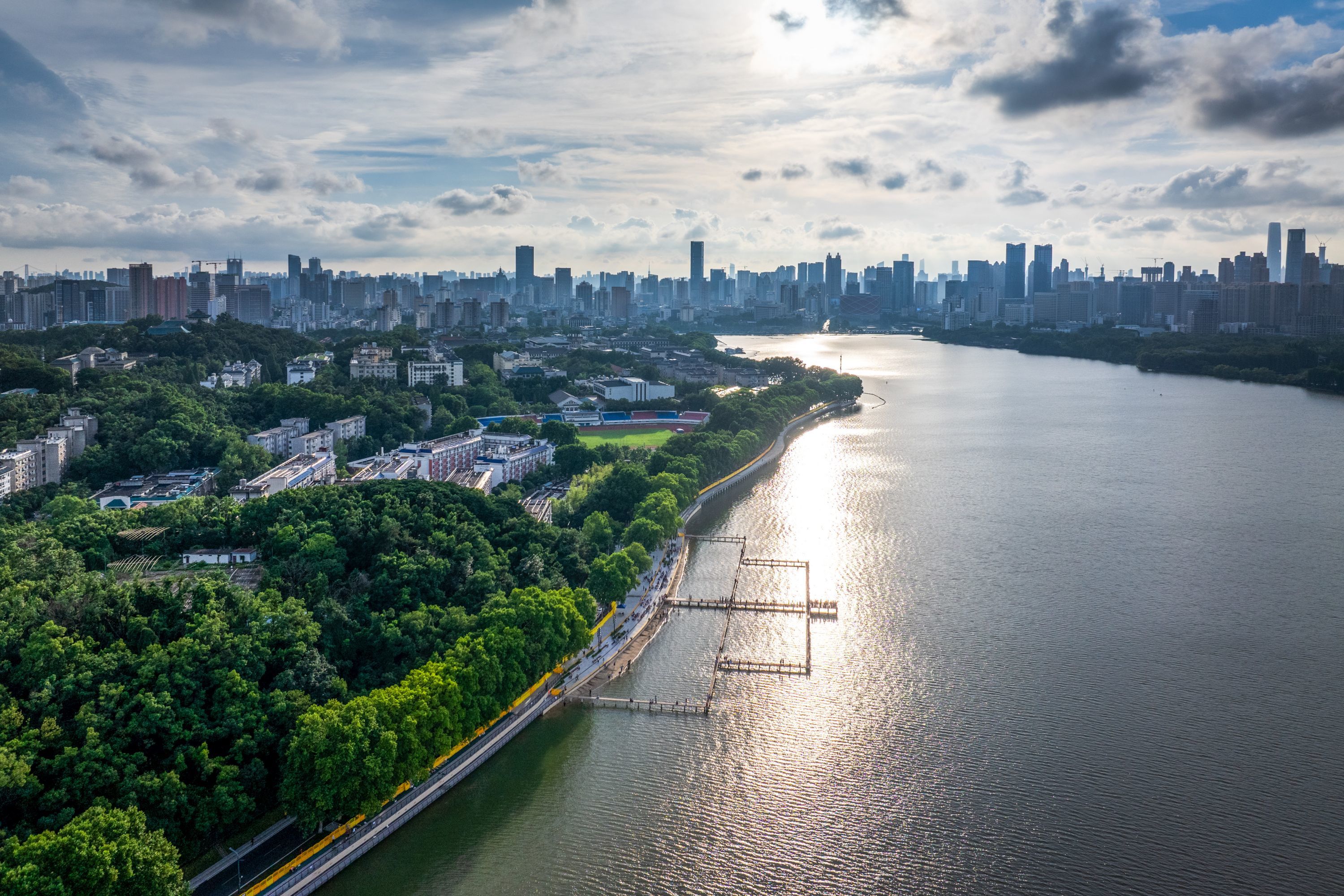 全新开放的东湖绿道三期，让更多市民游客近距离拥抱自然。 张瑾摄