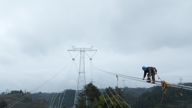 电力工人正在作业。
