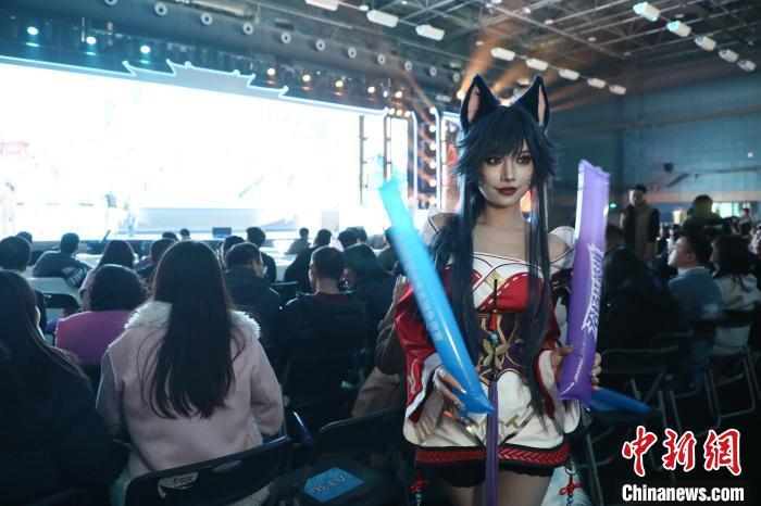 图为观众在比赛现场拍照留念。中新社记者 刘思伟 摄