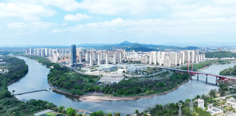 这是2024年3月26日拍摄的信丰县城（无人机照片）。新华社发（李健 摄）
