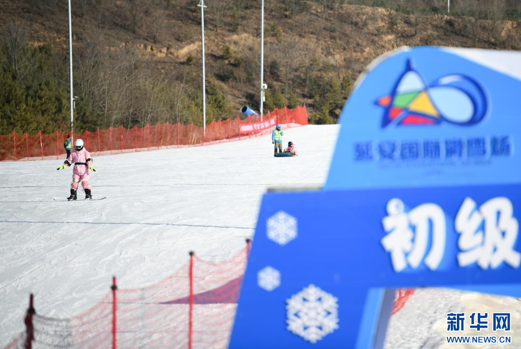 1月8日，游客在延安国际滑雪场滑雪。