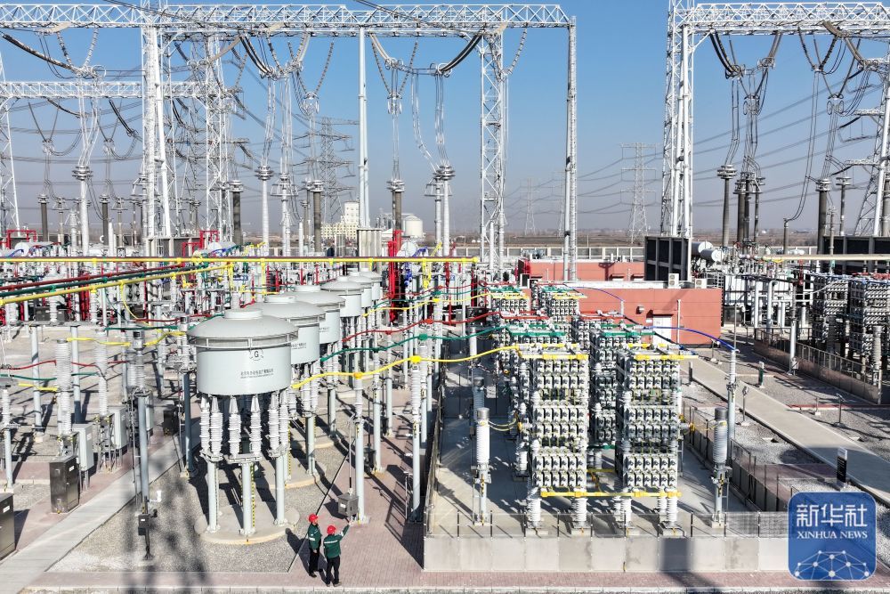 ↑1月3日，工人在邢台1000千伏特高压变电站巡检（无人机照片）。