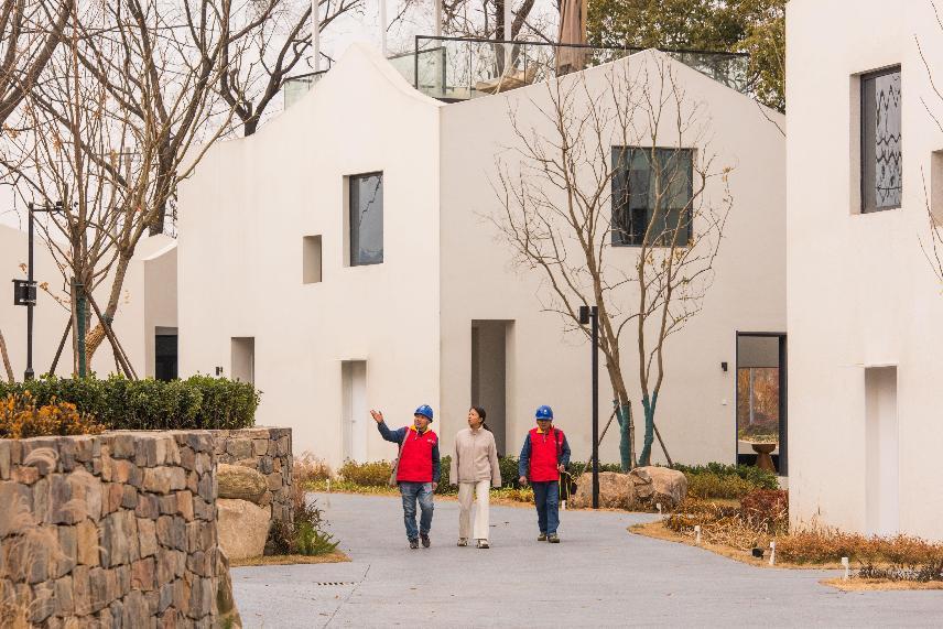 图为该公司员工到汤池镇“田园客厅”项目开展全面检查