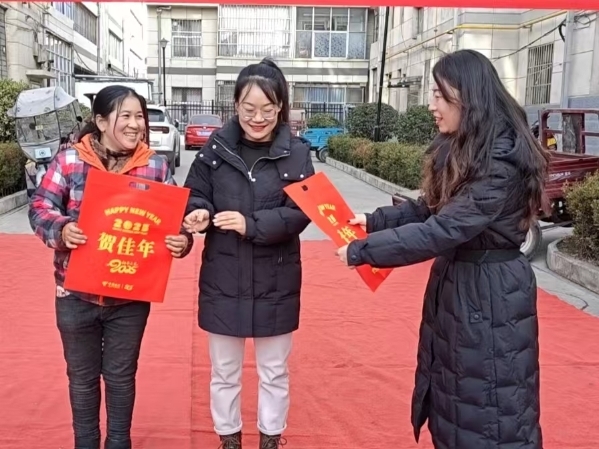 华亭趣味套圈运动会“蔬”送欢乐　邻里老少嗨起来