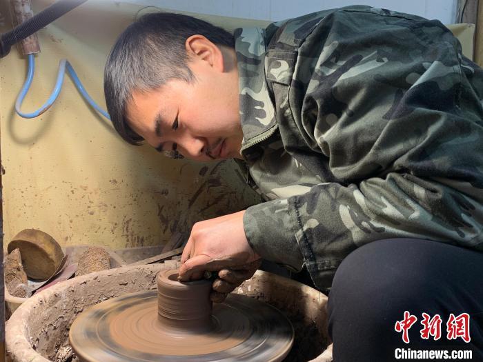 1月10日,胡士开进行拉坯。 受访者供图