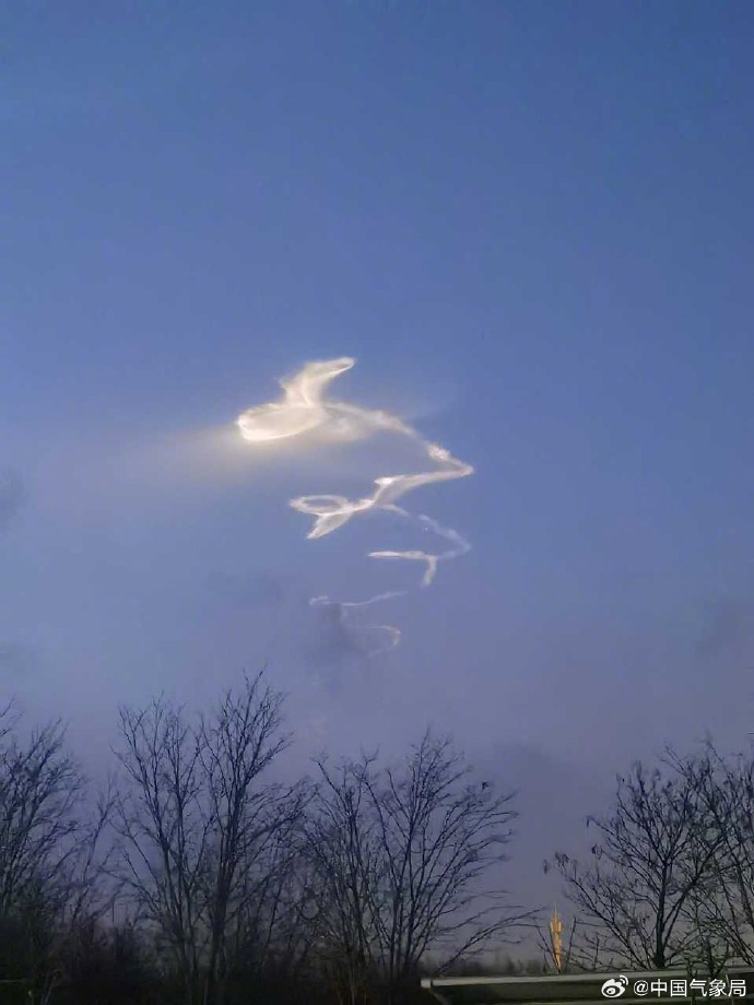 宁夏多地或出现蛇形云