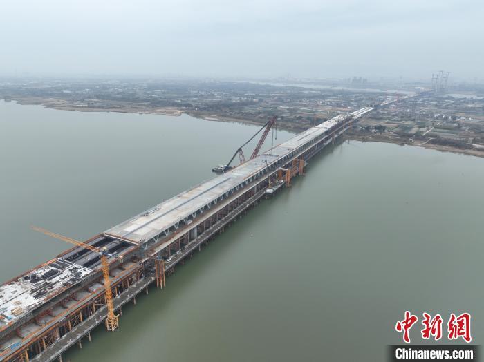 图为航拍昌九高铁南昌扬子洲赣江公铁大桥中支主桥合龙现场。张学东 摄
