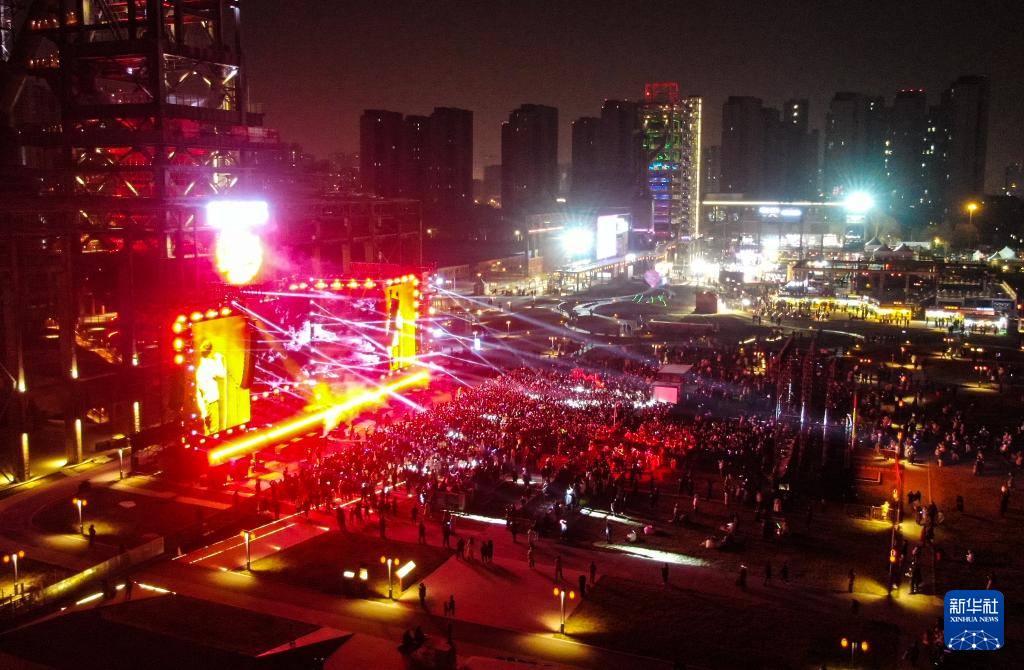 石家庄市石钢工业遗址公园举行的跨年摇滚音乐节现场(2024年12月31日摄)。新华社发(梁子栋摄)