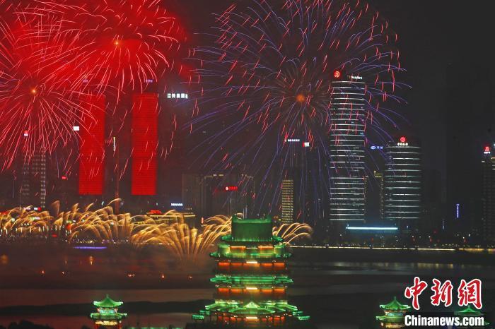 图为2023年南昌市迎春烟花晚会在滕王阁畔、赣江之心老官洲举行。(资料图) 中新社记者 刘占昆 摄