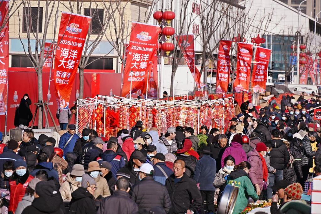 1月7日，青岛市民和游客在赶“海洋大集”。新华社记者李紫恒 摄