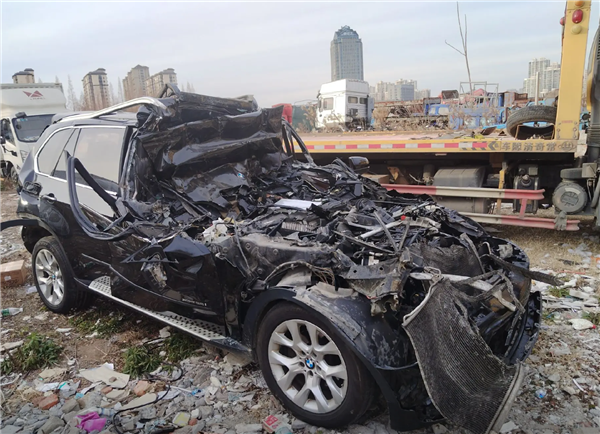 良马被追尾撞进货车底 车主称座椅秒放倒我方仅轻伤