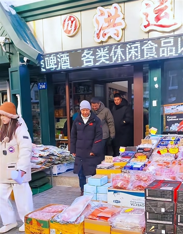 小米YU7冬测!雷军、卢伟冰现身黑河:一起放加特林烟花
