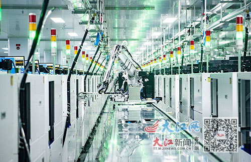 在江西兆驰晶显有限公司，生产线上的全自动固晶机正开足马力运行。江西日报全媒体记者 朱兆恺摄