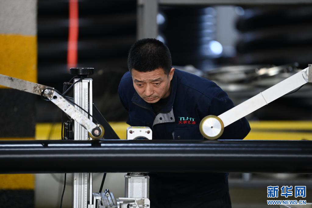 1月7日，在宝鸡天联汇通复合材料有限公司生产车间，工人检查产品标识喷码过程。