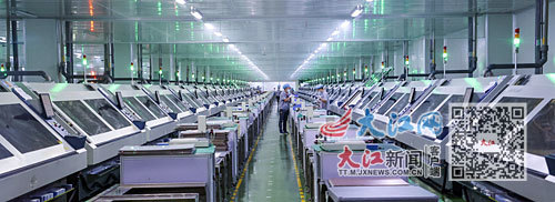 位于吉水工业园区的江西景旺精密电路有限公司生产车间内，一条条自动化生产线正在高速运转，工人在岗位上有序忙碌。江西日报全媒体记者 史港泽摄