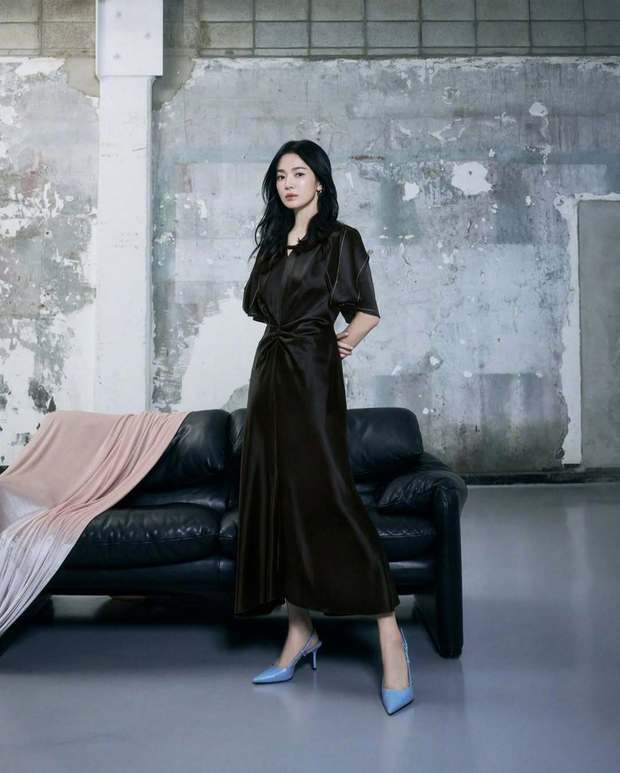 宋慧乔身穿一袭黑裙,知性优雅。