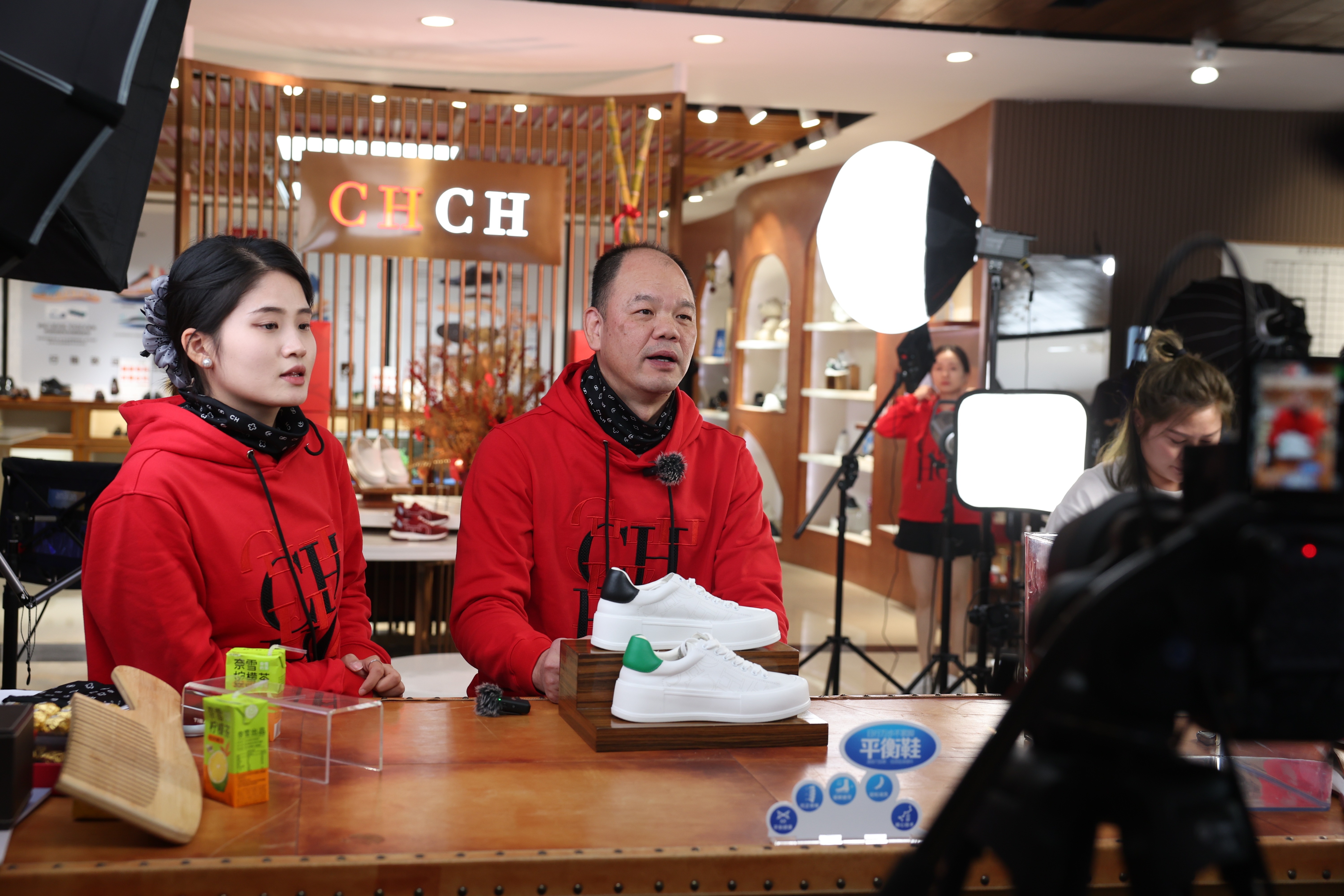 “东莞鞋王”首次直播带货，销售额超过157万元