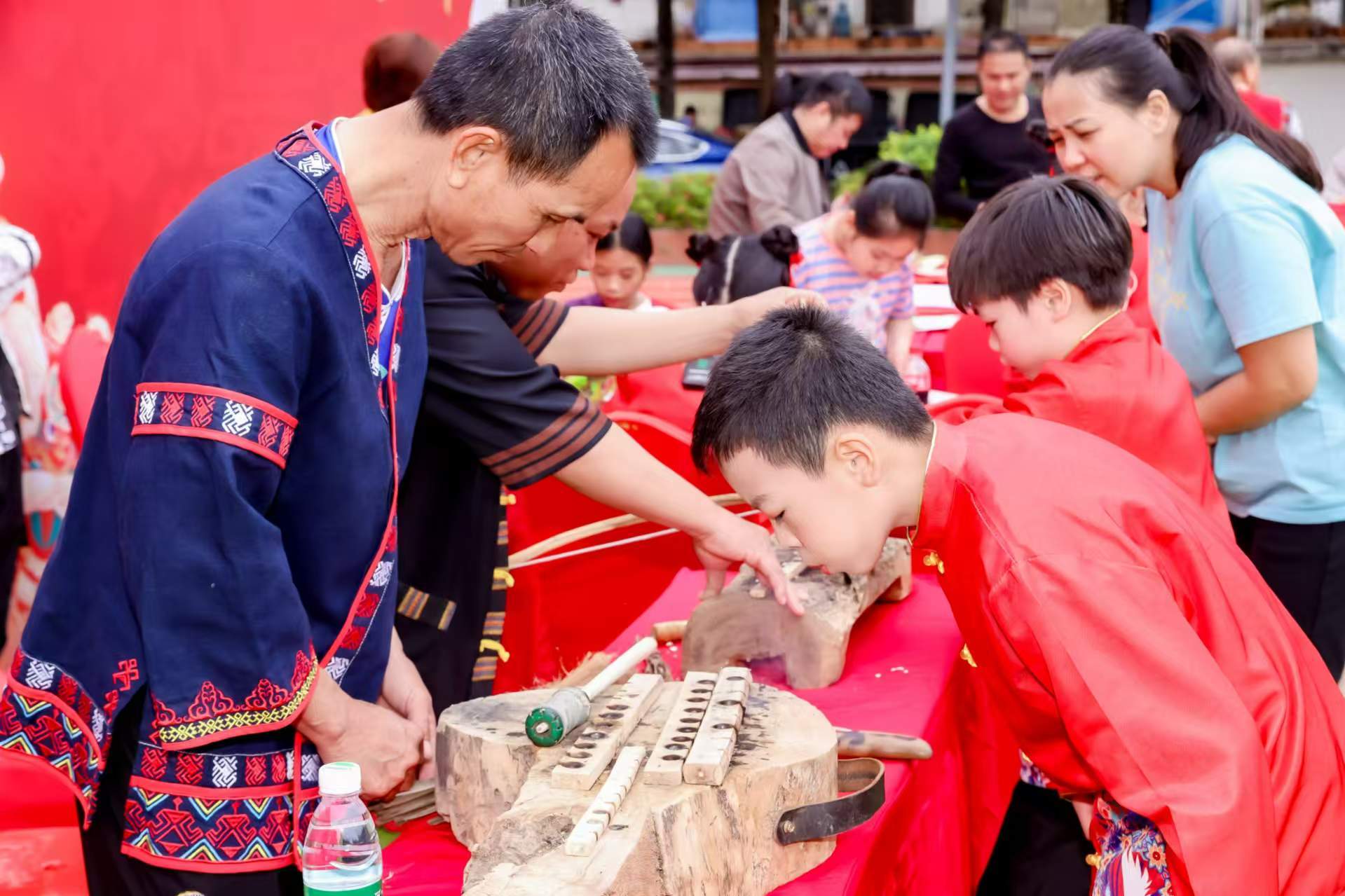 三亚吉阳“文化进万家”走进落笔村送吉祥年味