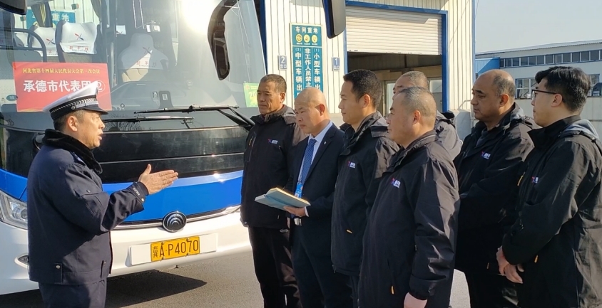石家庄市公安局交通管理局车辆管理所民警现场监管“两会”保障车辆安全检测并对驾驶员开展行车安全教育。