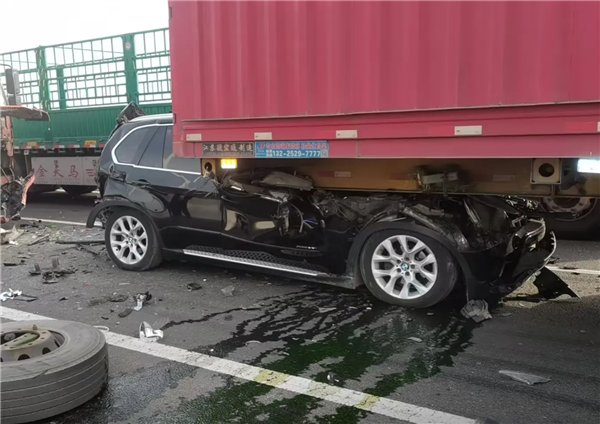 良马被追尾撞进货车底 车主称座椅秒放倒我方仅轻伤