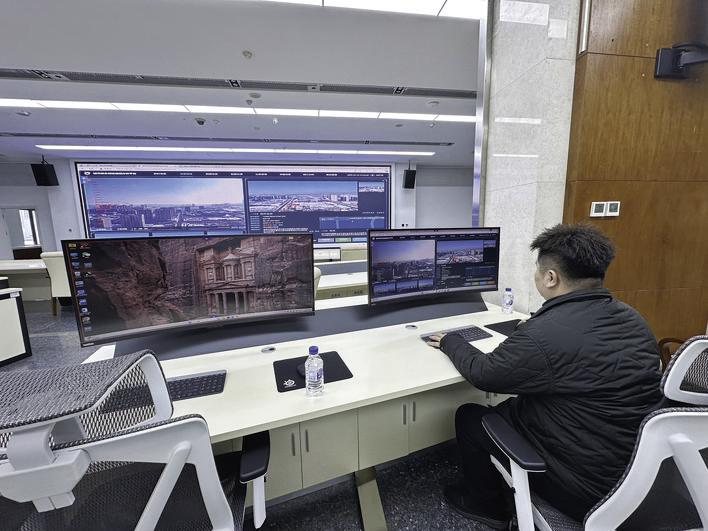 在长春市低空飞行指挥中心内，工作人员正在查看无人机在飞行过程中摄录的画面。
