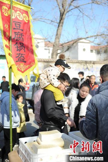 图为市民在购买洧川豆腐,置办年货。闫吉庆 摄