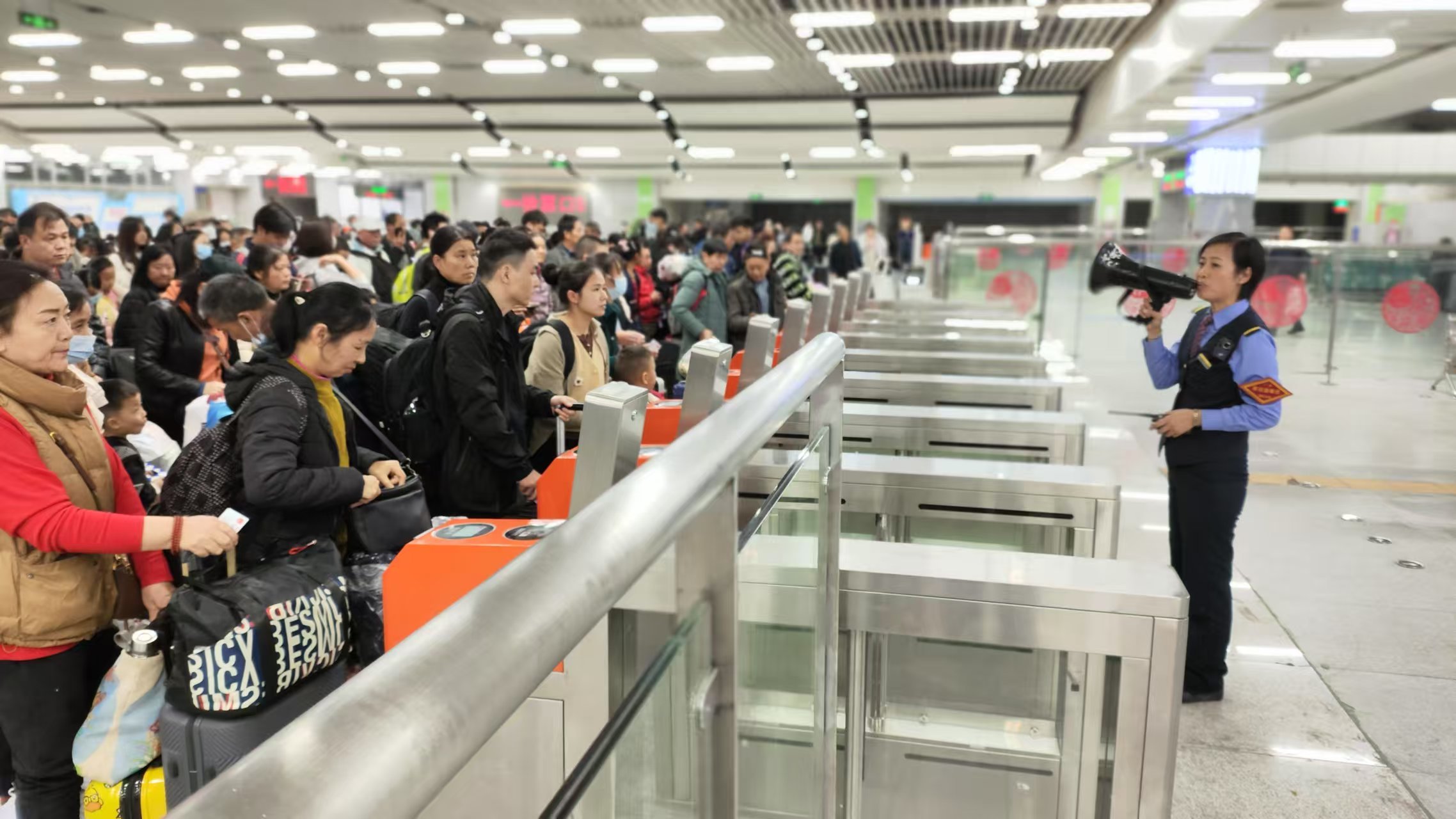 深圳铁路今年首趟临时旅客列车今日发车