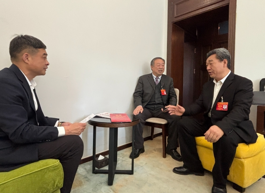 出席省十四屆人大三次會議的代表報到