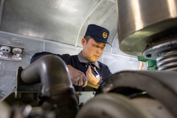 发电车乘务员正在对发电车机组进行检修。舒文彬摄