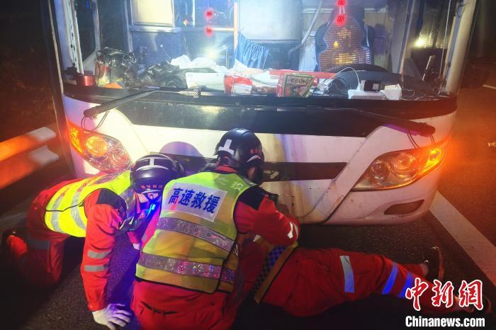 1月14日晚间，一辆大客车在泉南高速石吉段泰和县境内抛锚。图为高速救援人员将故障车辆拖下高速。赖观华 摄