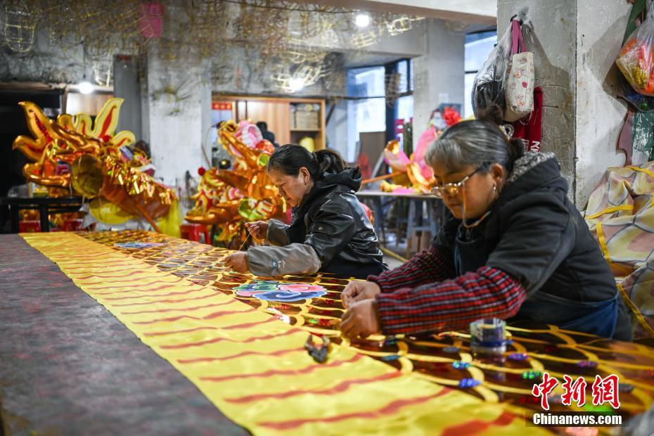 （新春见闻）【图片故事】春节将至 “中国龙灯龙舞文化之乡”龙灯彩扎忙