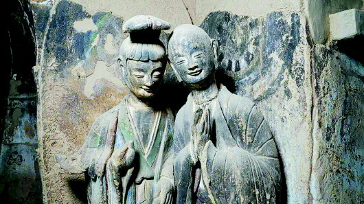 麦积山石窟第121窟正壁龛右侧《菩萨与弟子》彩塑